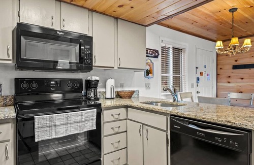 Gatlinburg - Pigeon Forge Apartment | Sleeps 4 Heated Pool Hot Tub Mountain View