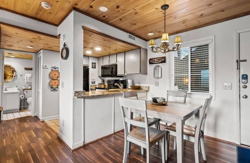Gatlinburg - Pigeon Forge Apartment | Sleeps 4 Heated Pool Hot Tub Mountain View