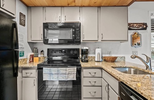 Gatlinburg - Pigeon Forge Apartment | Sleeps 4 Heated Pool Hot Tub Mountain View