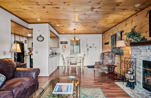 Gatlinburg - Pigeon Forge Apartment | Sleeps 4 Heated Pool Hot Tub Mountain View