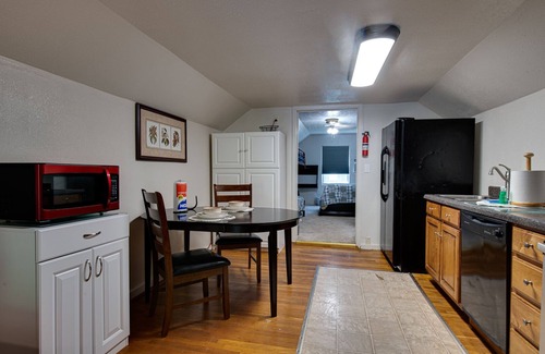 Knoxville Apartment | Sleeps 4 - Queen/Twin BB - Cozy Private NoKnox Upstairs Apartment