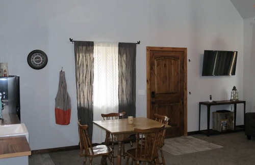 Cannonville House | Sleeps 5 - Modern Country Cabin - Minutes from Bryce Canyon