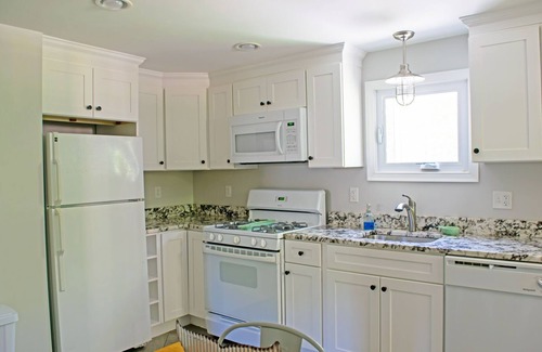 Narragansett House | Sleeps 6, Firepit, Walk to Beach