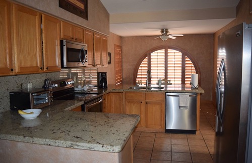 Desert Harbor House | Sleeps 6 Near Golf, Hiking…Minutes to Shopping & Sport Stadiums. Pets welcomed