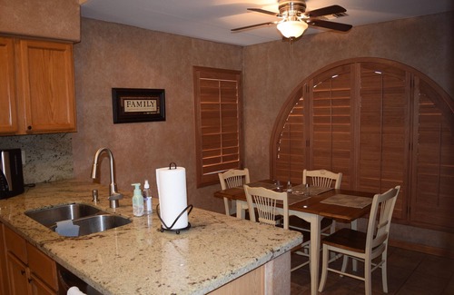 Desert Harbor House | Sleeps 6 Near Golf, Hiking…Minutes to Shopping & Sport Stadiums. Pets welcomed