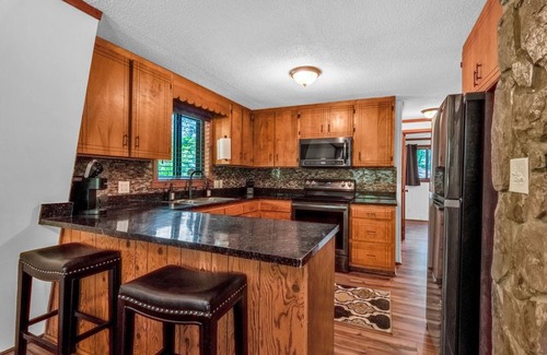 Mineral Bluff Cabin | Sleeps 8! Fire Pit, Games, 15 Mins from Downtown Blue Ridge