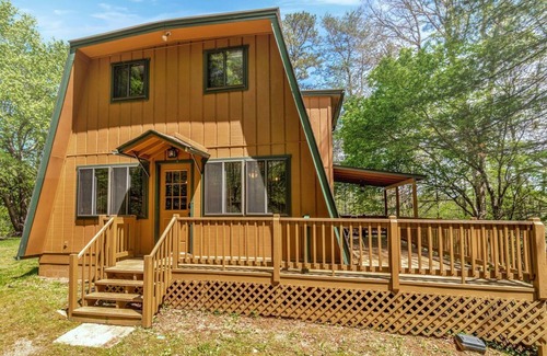 Mineral Bluff Cabin | Sleeps 8! Fire Pit, Games, 15 Mins from Downtown Blue Ridge