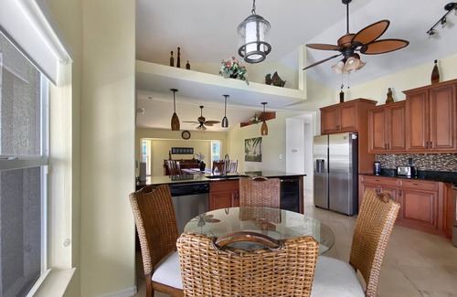 Broadmoor House | Sleeps 8, full refund, pool heat, 2 suites