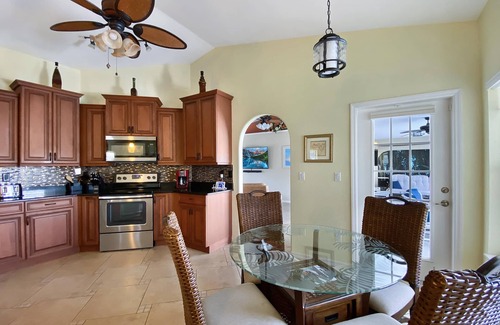 Broadmoor House | Sleeps 8, full refund, pool heat, 2 suites