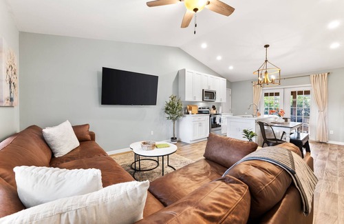 St. Augustine House | Sleeps 8 -Near Shrine Club/Boat Ramp/Pet Friendly