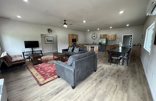 Libby House | Sleeps up to16! Family Friendly! Newly Renovated, steps from the Golf Course!