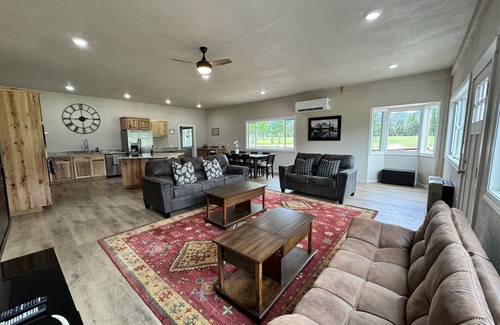 Libby House | Sleeps up to16! Family Friendly! Newly Renovated, steps from the Golf Course!