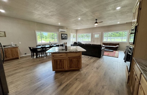 Libby House | Sleeps up to16! Family Friendly! Newly Renovated, steps from the Golf Course!