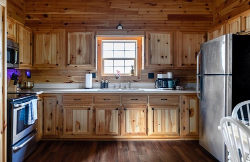 Williamstown Cabin | Slice of Summer- Lakefront w/Dock- 7 miles to Ark