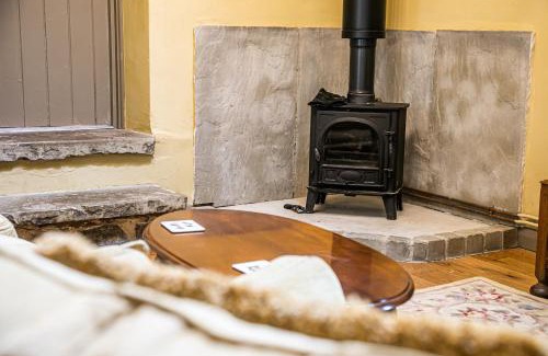 Bakewell House | Slipper Lo