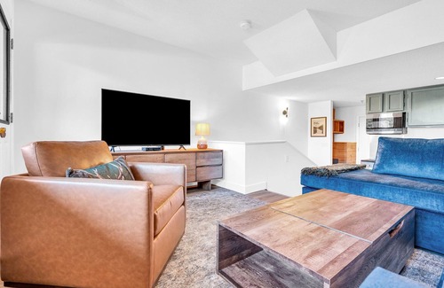 Sunday River Area Condo | Slope Side Retreat! HotTub| Sauna| Pool! Sleeps 6