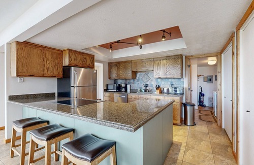 South Snyderville Basin House | Slopeside gem with private hot tub & pool table - across from Cabriolet Lift