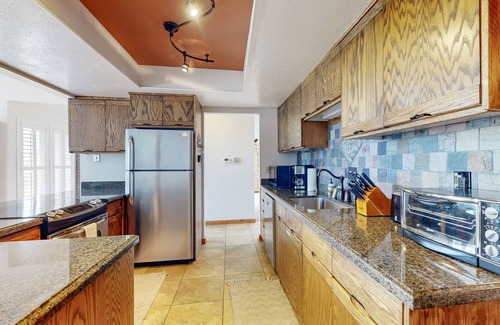 South Snyderville Basin House | Slopeside gem with private hot tub & pool table - across from Cabriolet Lift