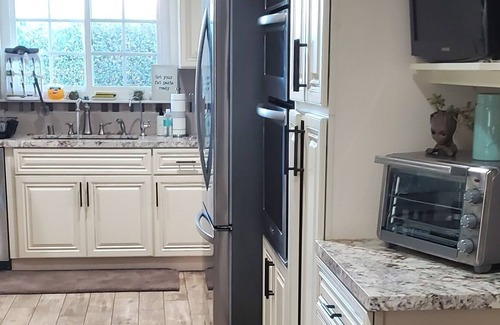 Fountain Valley House | slumber in a beautiful shared space 10 min from the beach15 min from Disneyland