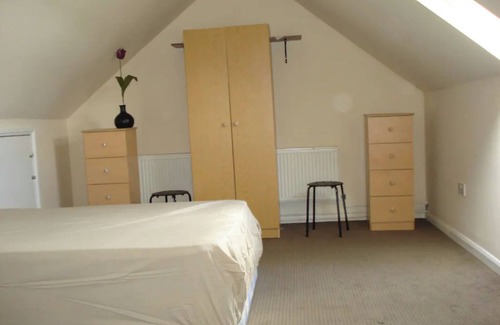Leyton Bed & Breakfast | Smart King Size Double Room For 4 Guests
