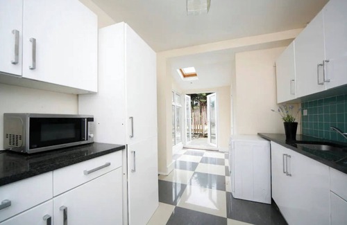 Leyton Bed & Breakfast | Smart King Size Double Room For 4 Guests