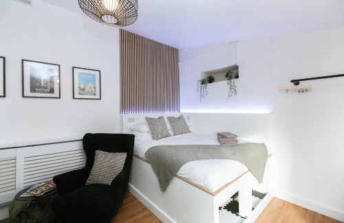 Exeter Apartment | Smart Modern Studio With Free Parking, Wifi, Close To Town, Hospital, Uni, Quiet Area, Contact For Best Prices