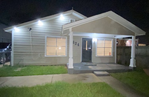 Brownsville House | Smart TVs, WiFi, Cold AC, Seafood Restaurant Next Door
