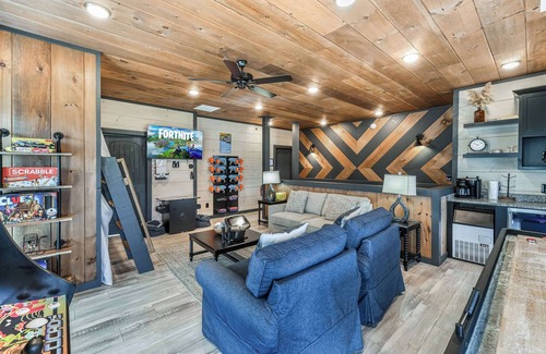 Sevierville Ski Chalet | Smith Creek Reserve Luxury | Waterpark & Mountain Views