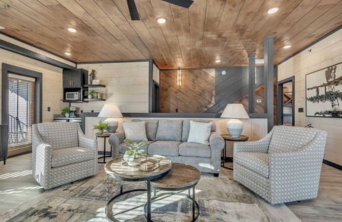 Sevierville Ski Chalet | Smith Creek Reserve - Resort Waterpark - 18 Guests