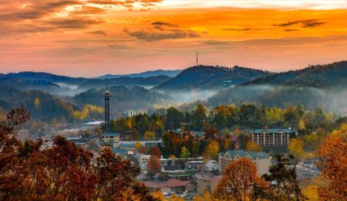 Black Bear Falls House | Smoky Bear Hideaway
