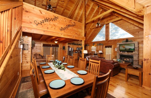 Gatlinburg - Pigeon Forge Cabin | Smoky Mountain Getaway - Five Bedroom Cabin