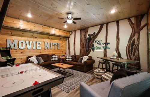Sevierville House | Smoky Mtn Cabin New Deck Bunks Hot Tub Game Room