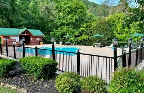Gatlinburg - Pigeon Forge Cabin | Smoky Poolside Chalet