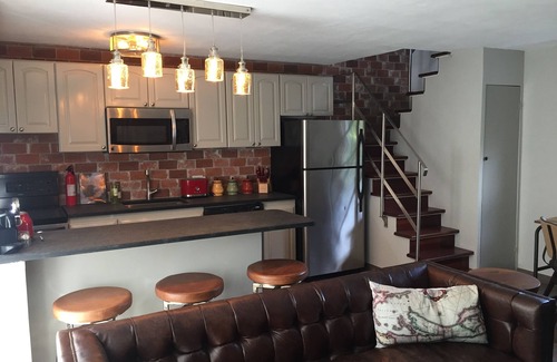 Pembroke House | Smugglers Cove - Walk to City of Hamilton