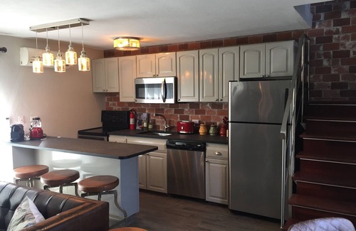 Pembroke House | Smugglers Cove - Walk to City of Hamilton