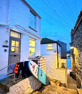 St Ives Apartment | SMUGGLERS HIDE or SMUGGLERS CABIN - EITHER a 2 Bedroom FISHERMANS COTTAGE with Childs Bunk and HARBOUR VIEWS - OR a private entrance 1 BED STUDIO - 10 Metres To Sea Front - Book Both for a 3 Bedroom House - 2023 GLOBAL REFURBISHMENT AWARD WINNER