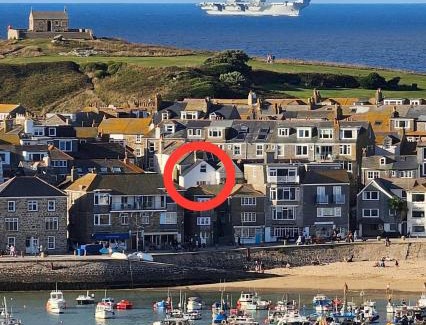 St Ives Apartment | SMUGGLERS HIDE or SMUGGLERS CABIN - EITHER a 2 Bedroom FISHERMANS COTTAGE with Childs Bunk and HARBOUR VIEWS - OR a private entrance 1 BED STUDIO - 10 Metres To Sea Front - Book Both for a 3 Bedroom House - 2023 GLOBAL REFURBISHMENT AWARD WINNER
