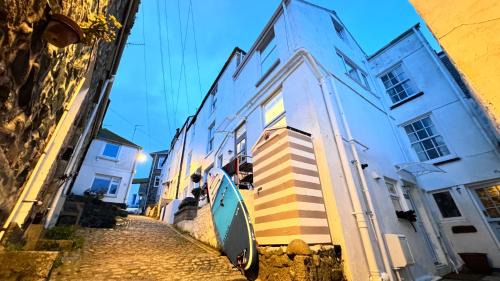 St Ives Apartment | SMUGGLERS HIDE or SMUGGLERS CABIN - EITHER a 2 Bedroom FISHERMANS COTTAGE with Childs Bunk and HARBOUR VIEWS - OR a private entrance 1 BED STUDIO - 10 Metres To Sea Front - Book Both for a 3 Bedroom House - 2023 GLOBAL REFURBISHMENT AWARD WINNER