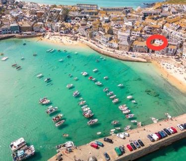 St Ives Apartment | SMUGGLERS HIDE or SMUGGLERS CABIN - EITHER a 2 Bedroom FISHERMANS COTTAGE with Childs Bunk and HARBOUR VIEWS - OR a private entrance 1 BED STUDIO - 10 Metres To Sea Front - Book Both for a 3 Bedroom House - 2023 GLOBAL REFURBISHMENT AWARD WINNER