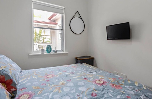 Victor Harbor Apartment | 'Smugglers no 11' - swimming pool + heart of Victor Harbor + beach!