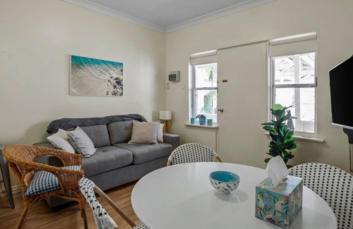 Victor Harbor Apartment | 'Smugglers no 11' - swimming pool + heart of Victor Harbor + beach!