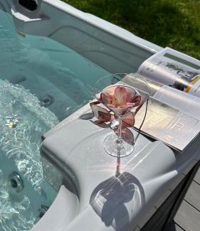 Madona Villa | Sniegi design cabin with included sauna and jacuzzi