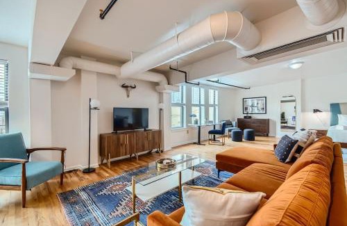 Ballpark Apartment | Snooze Retro Loft Ballpark Area 30 Day