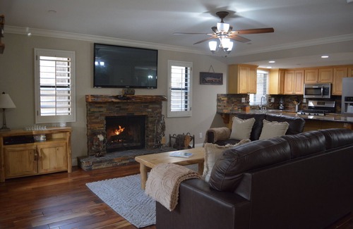 Summit Estates House | Snow Summit Getaway 3 Bedroom Apts by RedAwning