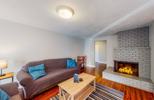 Central Oregon House | Snowbird-Friendly Home with Private Washer/Dryer, Fast WiFi, Yard, & A/C