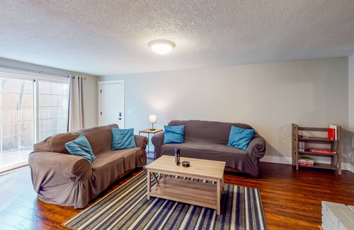 Central Oregon House | Snowbird-Friendly Home with Private Washer/Dryer, Fast WiFi, Yard, & A/C