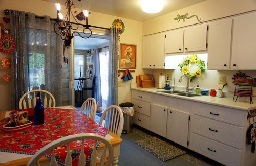 Sun City House | "SNOWBIRDS WELCOME" Adorable Casita, fully furnished with garden patio.