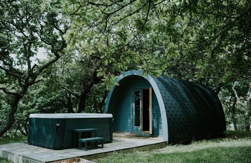 Caerdeon Apartment | Snowdonia Mawddach Cabin + hot tub