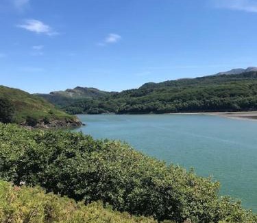 Caerdeon Apartment | Snowdonia Mawddach Cabin + hot tub