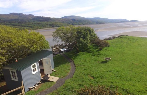 Caerdeon Apartment | Snowdonia Shepherds Hut + Hot Tub